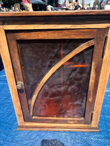 Ancienne armoire à pharmacie beschikbaar voor biedingen