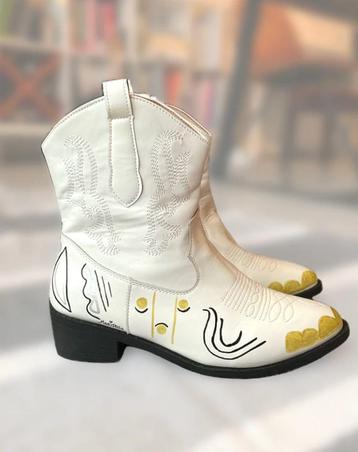 Unique white cowboy boots (size 41) NEW beschikbaar voor biedingen