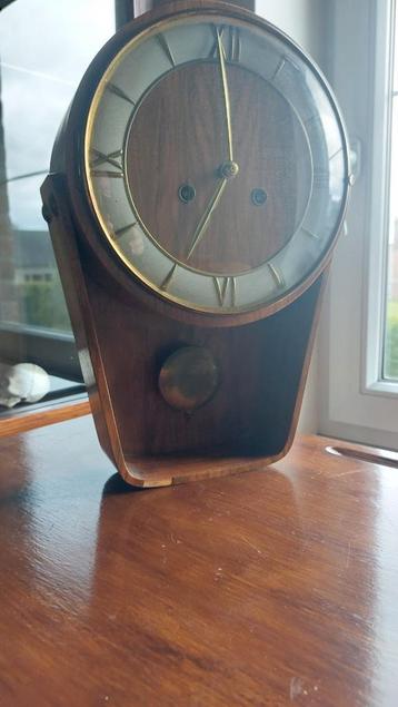 horloge à pendule en bois avec clé