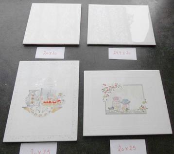 4 witte tegels met een patroon van 20X20 en 20X25 beschikbaar voor biedingen