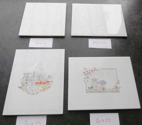 4 witte tegels met een patroon van 20X20 en 20X25, Doe-het-zelf en Bouw, Tegels, Nieuw, Wandtegels, Keramiek, 20 tot 40 cm, 20 tot 40 cm