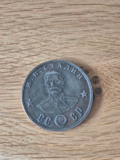 Herdenkingspenning USSR 1945 met portret van Stalin, Verzamelen, Militaria | Tweede Wereldoorlog, Ophalen of Verzenden