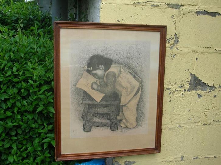 GESIGNEERD LÉON DEVOS HET KLEINE MEISJE IN HOUTSKOOL, Antiek en Kunst, Kunst | Litho's en Zeefdrukken, Ophalen of Verzenden