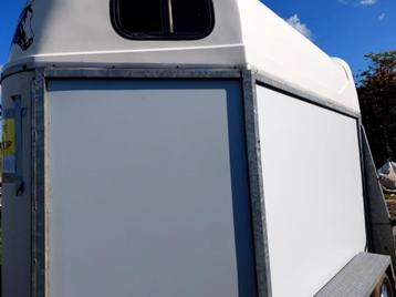 Polyester paardentrailer voor 2 paarden beschikbaar voor biedingen