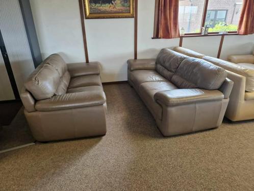 PAASPROMO TAUPE BUFFELLEDER SALON, Huis en Inrichting, Zetels | Voetbanken en poefs, Gebruikt, Leer, Ophalen