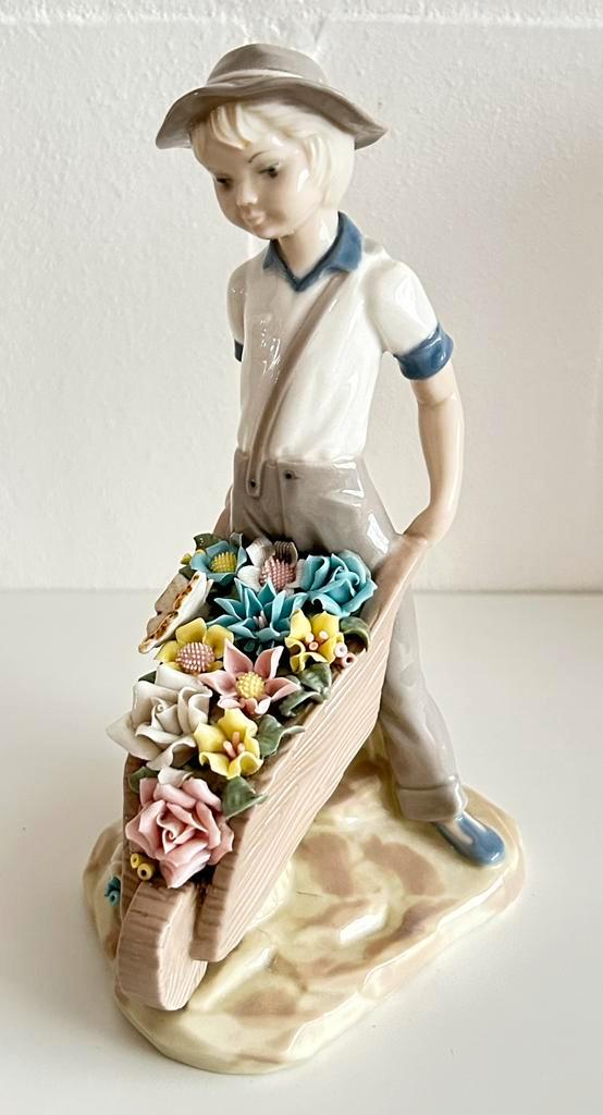 Beeldje porcelein jongetje met bloemenkruiwagen, Antiquités & Art, Antiquités | Porcelaine, Enlèvement ou Envoi