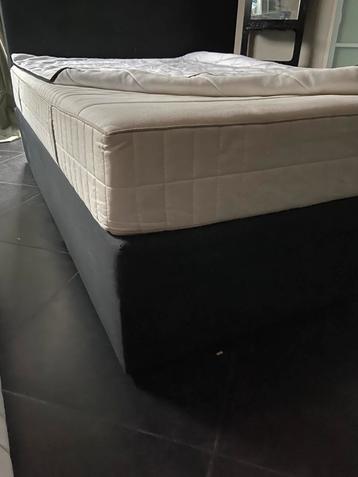 Stevige boxspring  met dubbele matras zonder achterwand beschikbaar voor biedingen