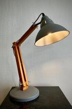 Bureaulamp met houten arm, Enlèvement