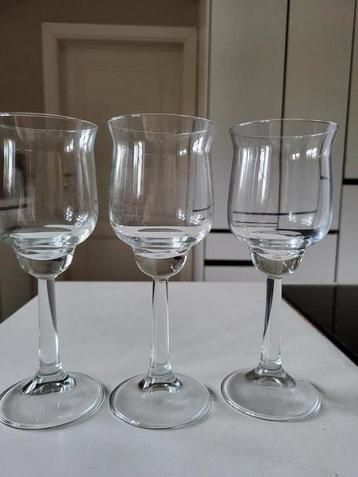 Witte wijn-, champagne-, waterglazen beschikbaar voor biedingen