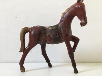 Antiek paard vervaardigd uit hout en terracotta  beschikbaar voor biedingen