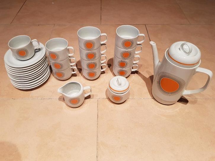 vintitch service  2 verschillende sets, Huis en Inrichting, Keuken | Servies, Zo goed als nieuw, Bord(en), Porselein, Ophalen