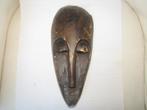 Ancien masque africain au visage allongé, Enlèvement ou Envoi