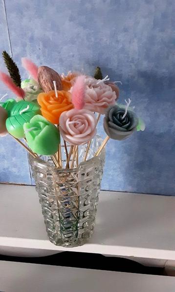Joli  bouquet  printanier  dans beau vase fleurs en bougies  beschikbaar voor biedingen
