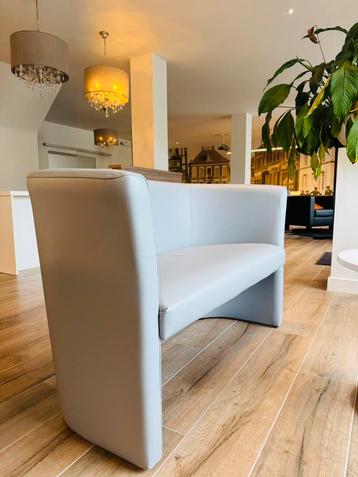 3 meubels stukken in nieuwe staat beschikbaar voor biedingen