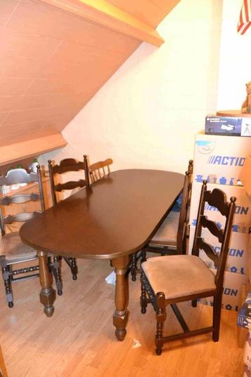 tafel en 6 stoelen in notelaar beschikbaar voor biedingen