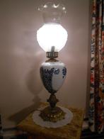 Antiek.Witte tafellamp met delfsblauw motief, Maison & Meubles, Lampes | Lampes de table, Enlèvement ou Envoi