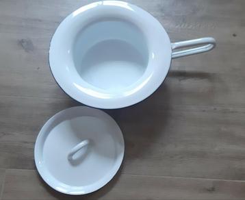 Emaille bedpan met deksel beschikbaar voor biedingen