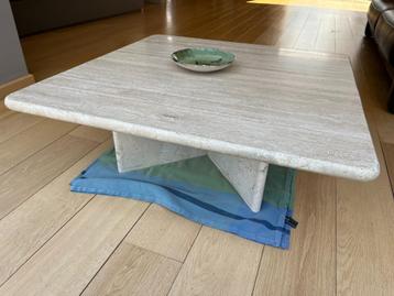 Stenen vierkanten salontafel beschikbaar voor biedingen