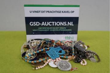 Een mix met verschillende sieraden beschikbaar voor biedingen