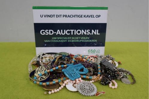 Een mix met verschillende sieraden, Handtassen en Accessoires, Antieke sieraden