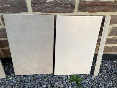 Carrelage murale pour salle de bain avec frise, Doe-het-zelf en Bouw, Tegels, Nieuw, Wandtegels, Keramiek, 20 tot 40 cm, 20 tot 40 cm