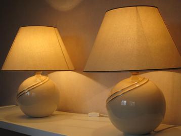 2 bolvormige tafellampen  beschikbaar voor biedingen