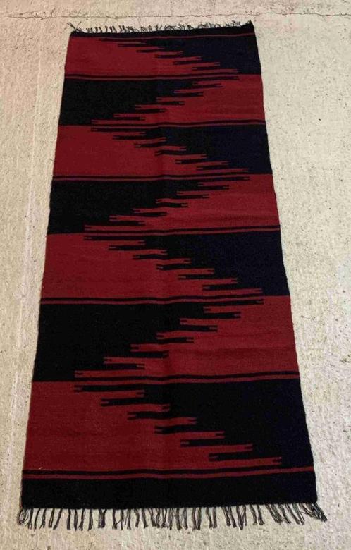 Vloerkleed kelim stijl grafisch patroon rood zwart 180/74, Huis en Inrichting, Stoffering | Tapijten en Vloerkleden, Zo goed als nieuw
