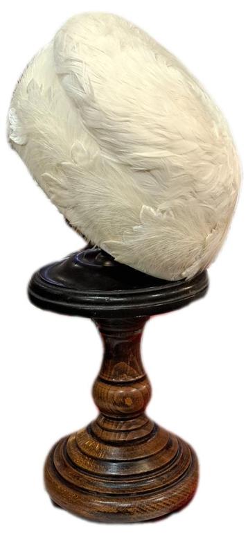 Prachtig vintageHoedje met witte pluimen beschikbaar voor biedingen