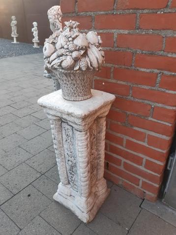 Tuinbeeld . Fruitkorf op sokkel. beschikbaar voor biedingen