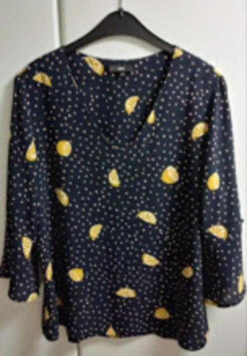 Donkerblauwe bloes met V-hals en gele print, 42, Kleding | Dames, Blouses en Tunieken, Zo goed als nieuw, Ophalen of Verzenden