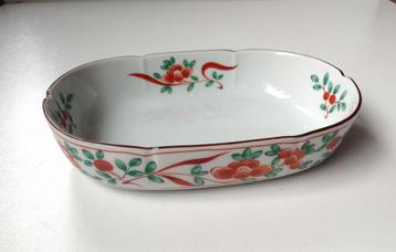 Plat en porcelaine chinoise à décor rouge orangé et vert