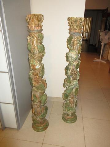 2 antieke oude zuilen met prachtige decoratie snijwerk hout beschikbaar voor biedingen