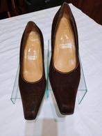 Escarpins ALEXANDRA en daim brun taille 39, Kleding | Dames, Schoenen, Zo goed als nieuw, Bruin, Pumps