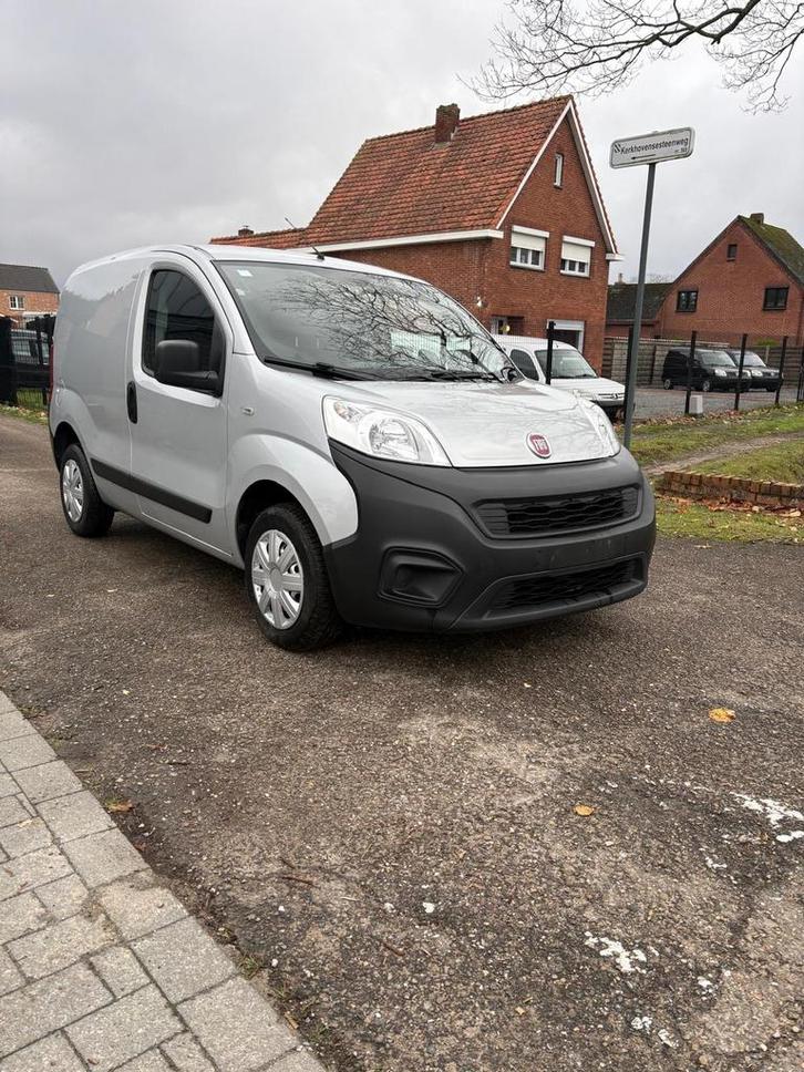 Fiat fiorino BENZINE 2019 106.dkm, Auto's, Bestelwagens en Lichte vracht, Bedrijf, Te koop, Achteruitrijcamera, Fiat, Benzine