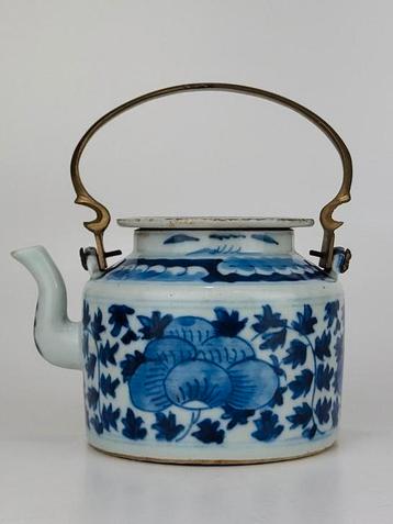 Antieke Chinese theepot  beschikbaar voor biedingen
