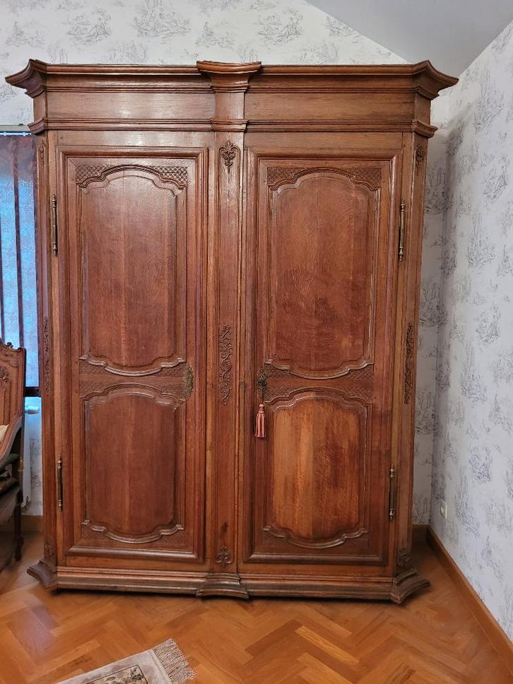 Antieke eikenhouten kledingkast in Naamse stijl, Antiek en Kunst, Antiek | Meubels | Stoelen en Sofa's, Ophalen