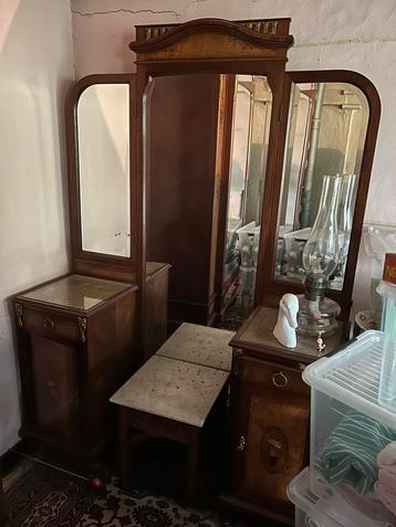 Antieke makup-kast beschikbaar voor biedingen