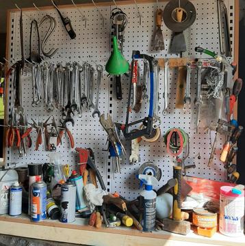 Bord kompleet met gereedschap beschikbaar voor biedingen