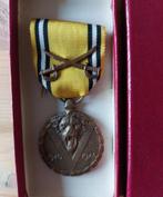 Médaille commémorative de guerre 1940-1945 avec épées, Collections, Objets militaires | Général, Autres, Enlèvement ou Envoi, Ruban, Médaille ou Ailes