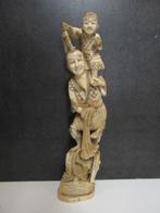 statue : pêcheur avec son fils, ivoire, Enlèvement ou Envoi