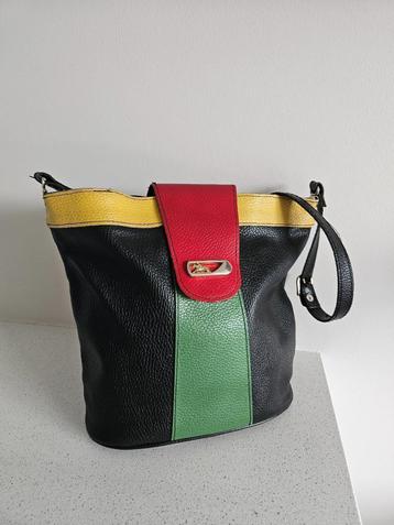 Vintage leren handtas in rood, geel en groen beschikbaar voor biedingen