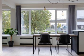 Grijze verduisterende gordijnen beschikbaar voor biedingen