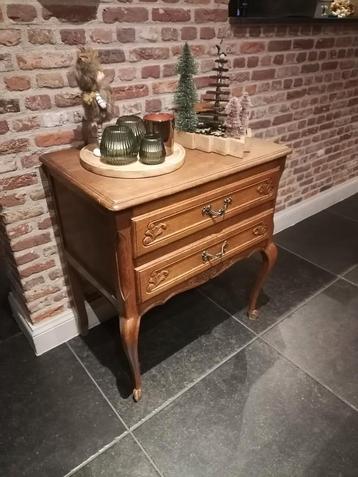 Oud kastje beschikbaar voor biedingen