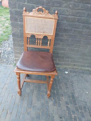 6 Houten stoelen met lederen zitting  beschikbaar voor biedingen