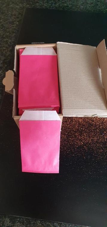 Kleine papieren zakjes beschikbaar voor biedingen