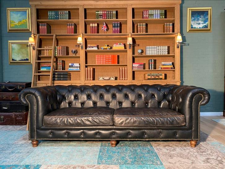 Ruime Chesterfield zetel vintage zwart GRATIS GELEVERD, Huis en Inrichting, Zetels | Voetbanken en poefs, Leer, Ophalen of Verzenden