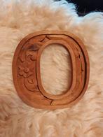 Hout snijwerk letter "O" met bloem en fantasie, Enlèvement