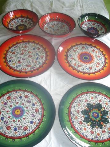 Borden en kommetjes in geëmailleerd aardewerk, Hand Made