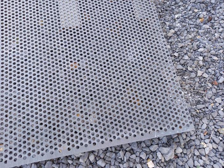 1 geperforeerde staalplaat 300x101x2mm dik - gaten dia 10 mm, Doe-het-zelf en Bouw, Metalen, Nieuw, IJzer, Ophalen