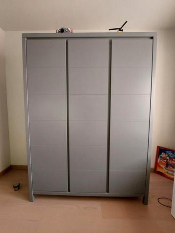 Armoire grise pour enfants